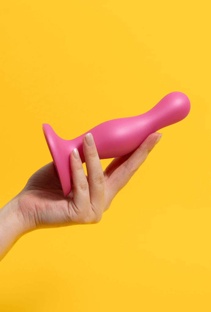 Dildo Plug curvy foto nas mãos, pantynova | Sex Shop Produtos Eróticos Online