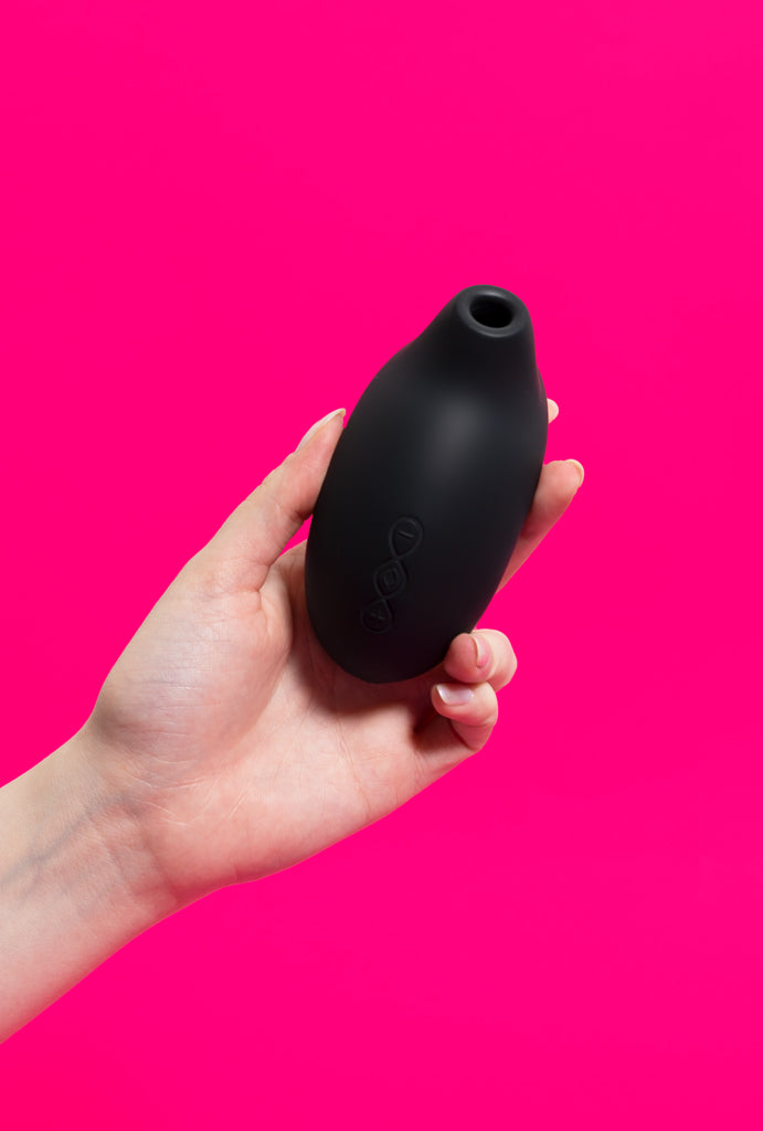 Sugador de Clitoris Preto Sona foto nas mãos, pantynova | Sex Shop Produtos Eróticos Online