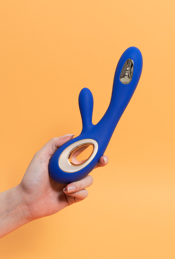 Vibrador Rabbit Pelo Soraya, foto nas mãos, pantynova | Sex Shop Produtos Eróticos Online